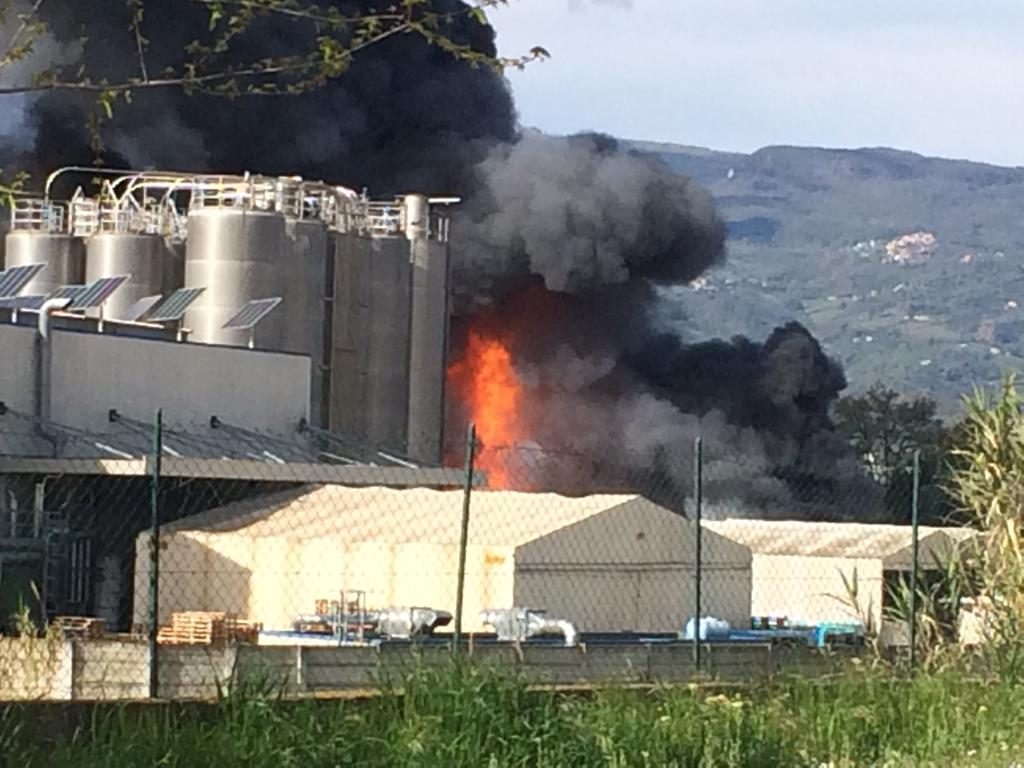 Pauroso incendio alla Finproject <br> Colonna di fumo visibile a chilometri, <br> la situazione è sotto controllo <br> <span> Foto e Video