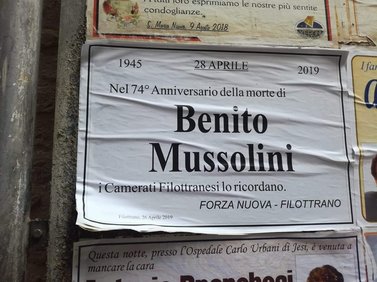 Manifesti funebri omaggiano Mussolini, <br> tappezzate le bacheche pubbliche