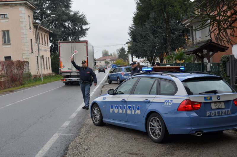 Uno danneggiava le auto, un altro rubava <br> La Polizia li scova e scattano le denunce