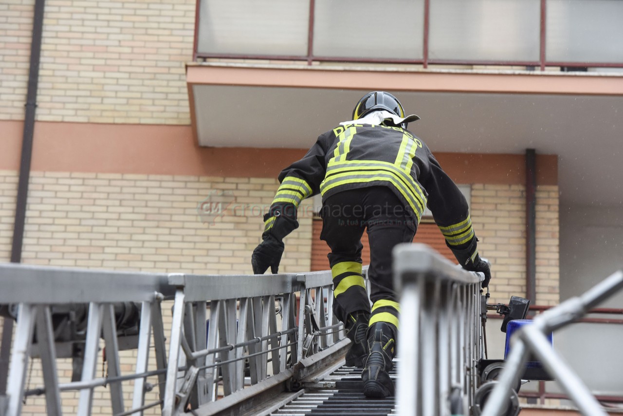 Bimbo da solo sul terrazzo, <br> soccorso da Carabinieri e pompieri