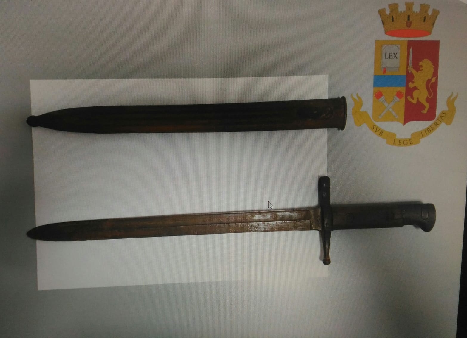 Trovato con una baionetta nello zaino, <br> ai poliziotti dice: «Mi sento Sandokan»