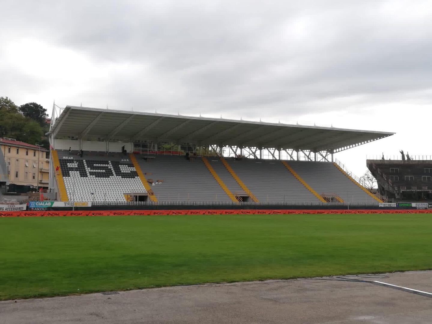 Poltroncine con scritta in tribuna est, <br> ma è più vicina la salvezza dell’Ascoli <br> che il giorno dell’inaugurazione