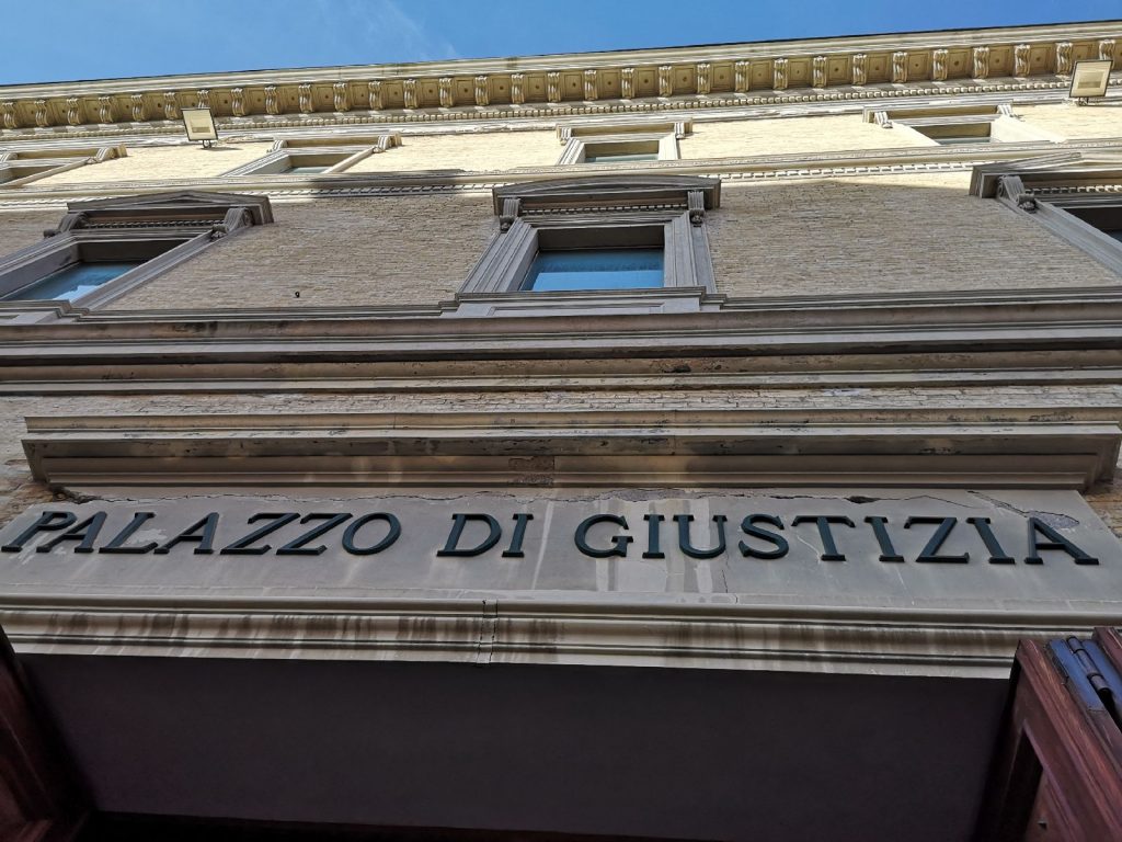 Affitta casa alla squillo trans di cui si è innamorato: universitario  condannato | Cronache Picene