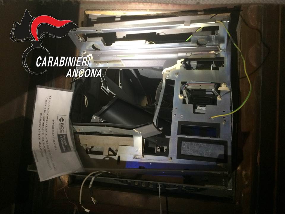 Boato nella notte, <br> banditi assaltano il bancomat <br> e fuggono con il bottino