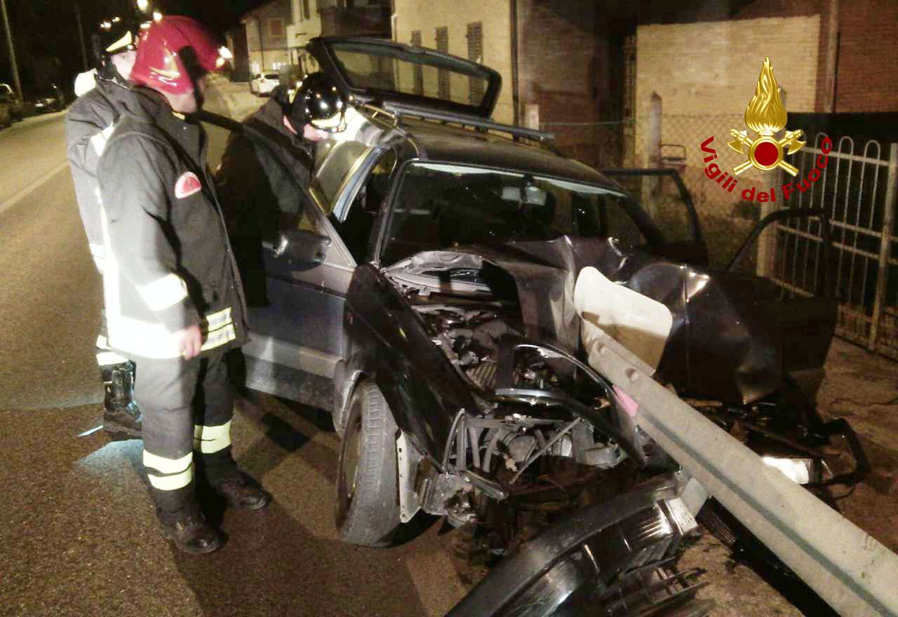 Auto infilzata dal guard rail: <br> automobilista salvo per miracolo