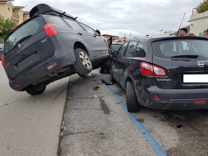 Si schianta contro le auto <br> in sosta e finisce su due ruote: <br> sos per mamma e bimbo (Le Foto)