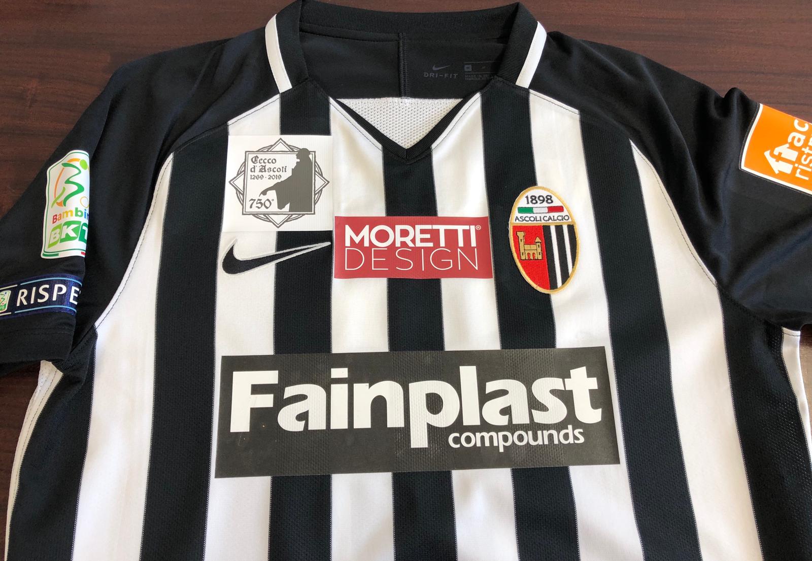 Bianconeri in campo <br> con la maglia dedicata <br> a Cecco d’Ascoli