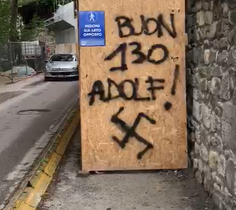 “Buon 130 Adolf” e una svastica, <br> la scritta scatena la protesta <span> (Video)