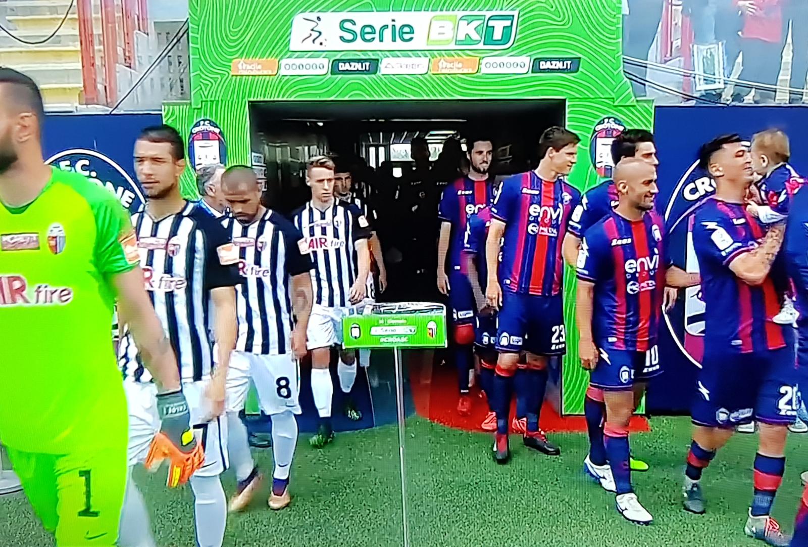 L’Ascoli si congeda dal campionato <br> con una brutta figura a Crotone (3-0) <br> E chiude con un tris di sconfitte