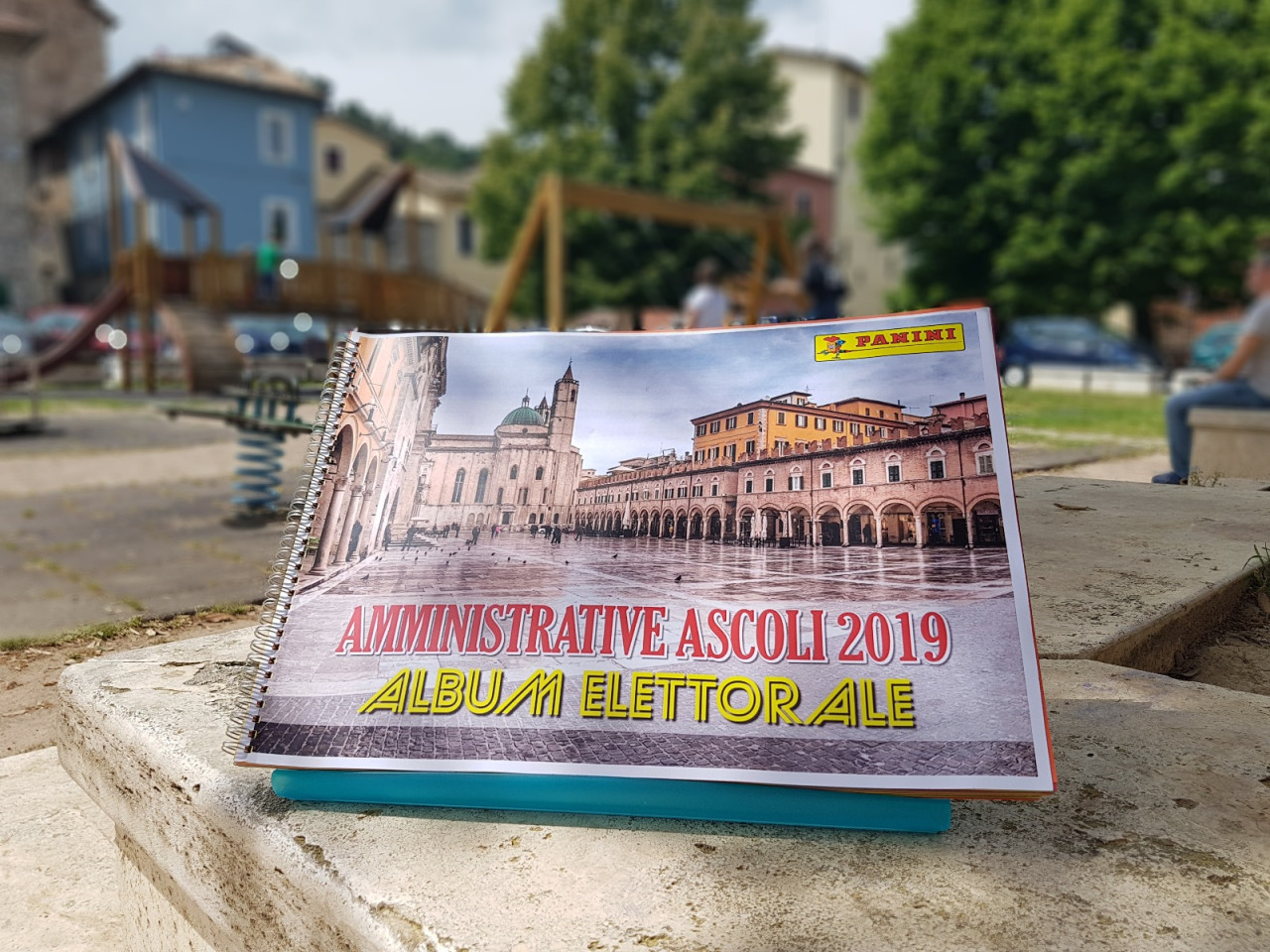 “Santini” raccolti in un album <br> come i calciatori della Panini