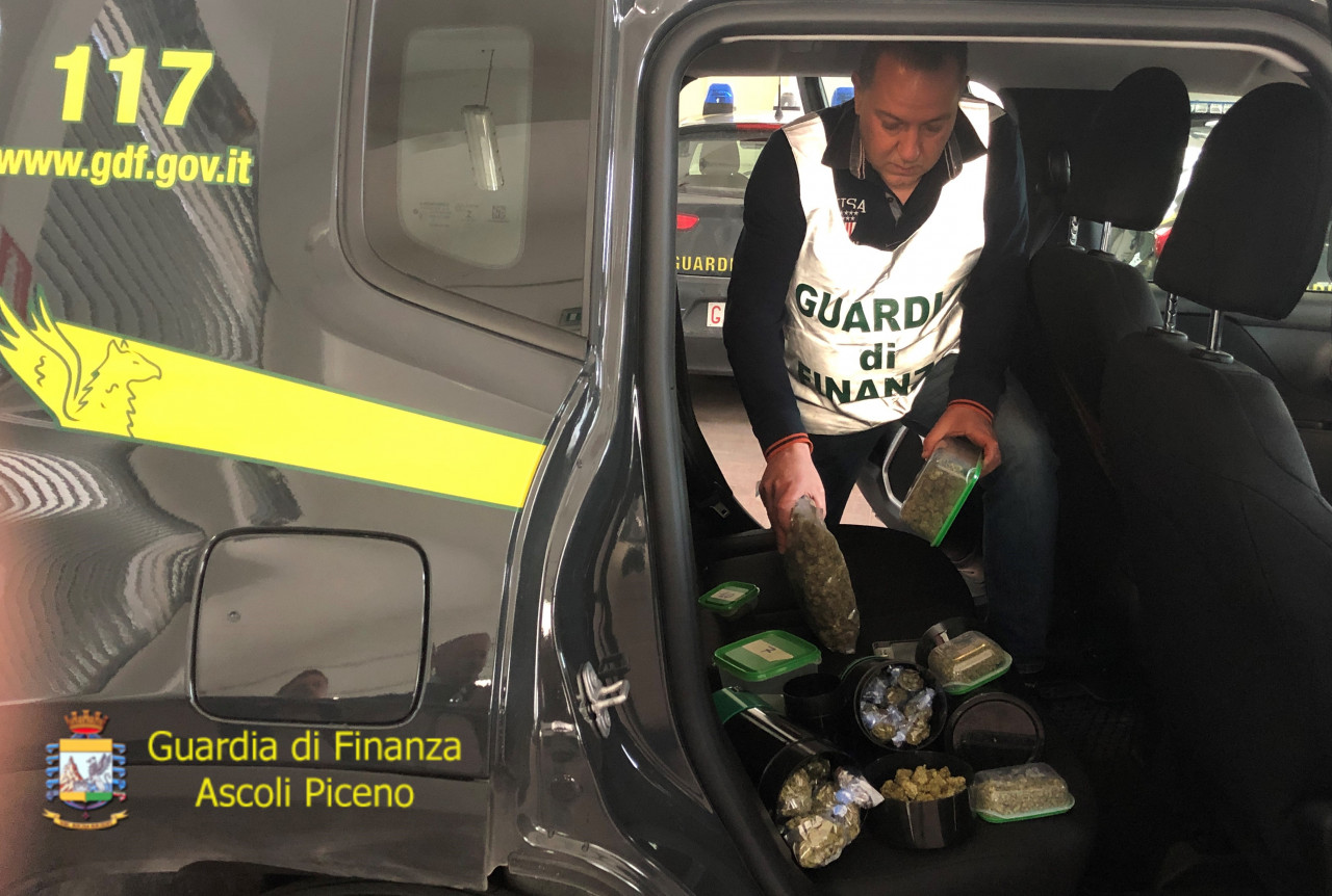 Spaccio di droga, 22enne arrestato <br> e 24enne denunciato dalle Fiamme Gialle <br> <span> (Foto e video)