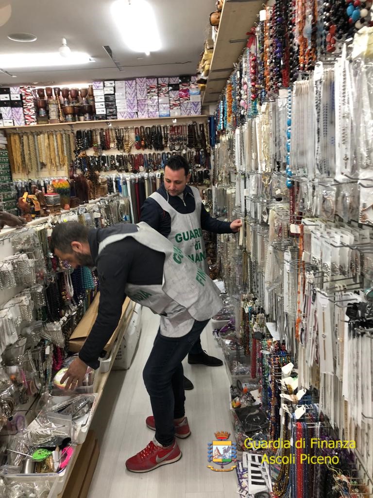 Sequestrati 105.000 prodotti<br> di bigiotteria non sicura