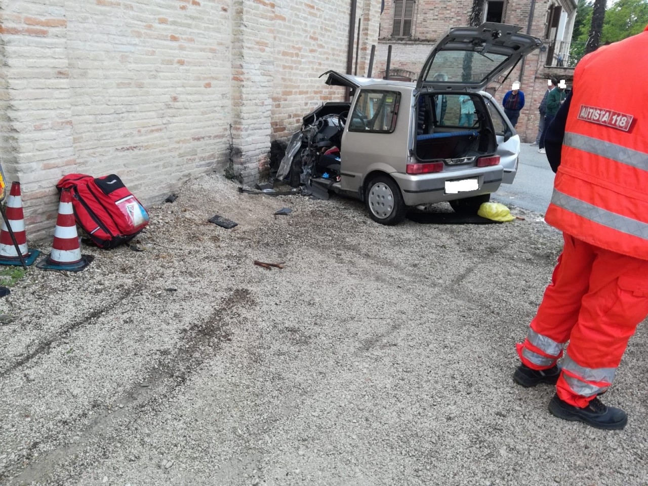 Auto contro la chiesa, <br> donna trasferita al Torrette (Le foto)