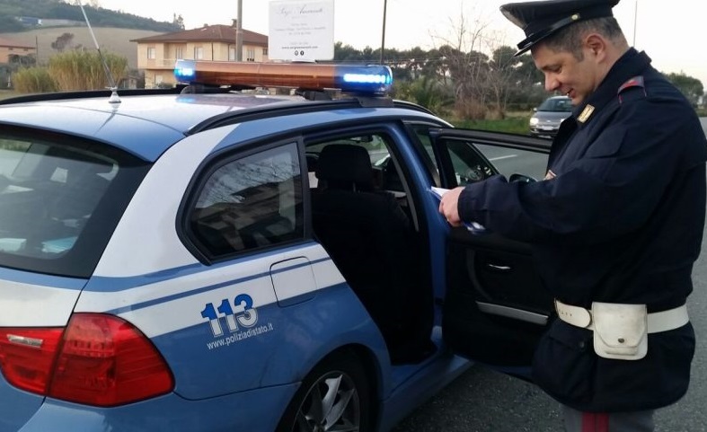 Si intrufola in un’auto per riposare: <br> 40enne resta bloccato dentro, <br> denunciato per danneggiamenti