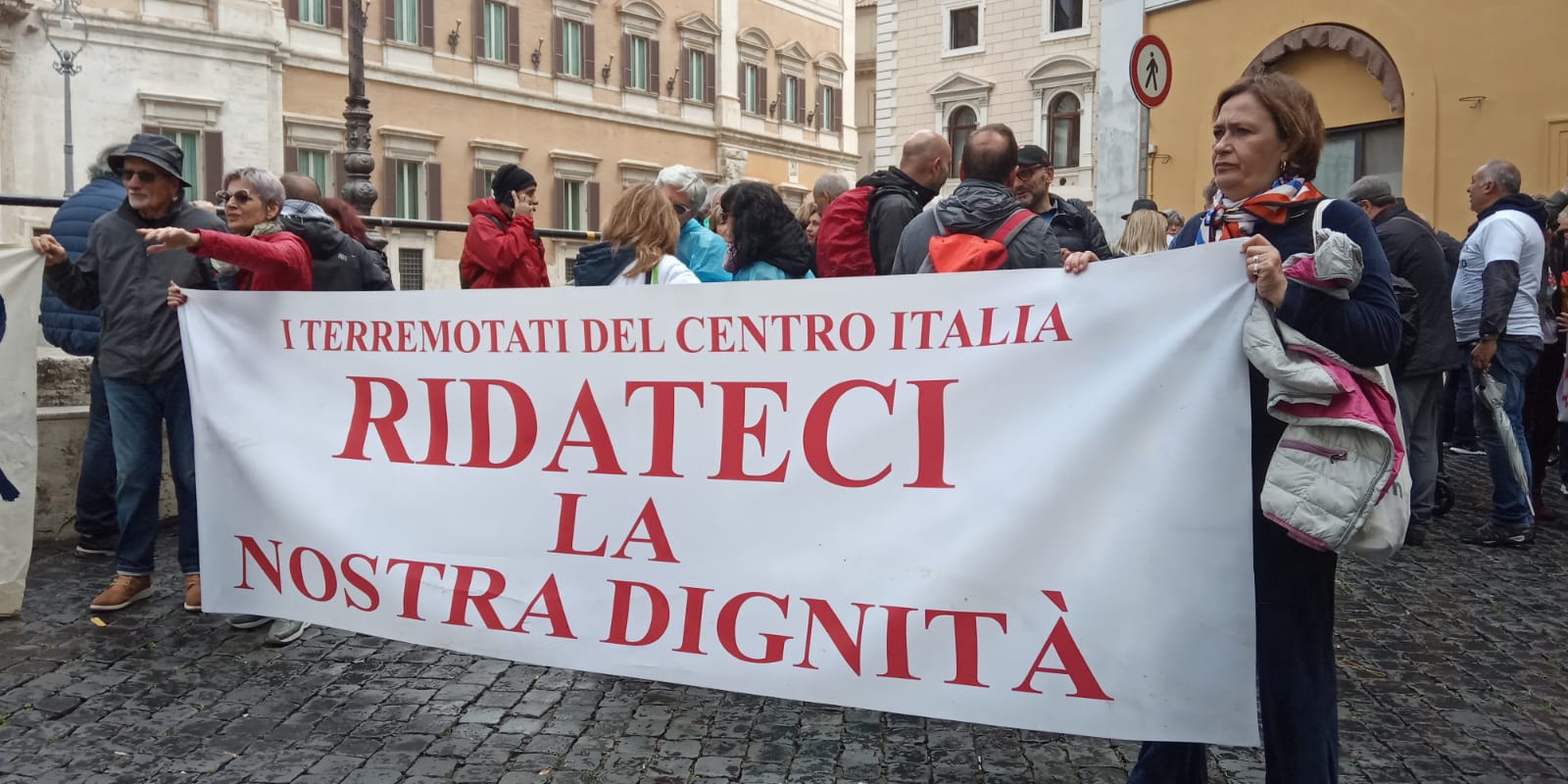 I terremotati a Roma <br> contro le promesse mancate: <br>«Stato dove sei?» <span>(Le foto) </span>