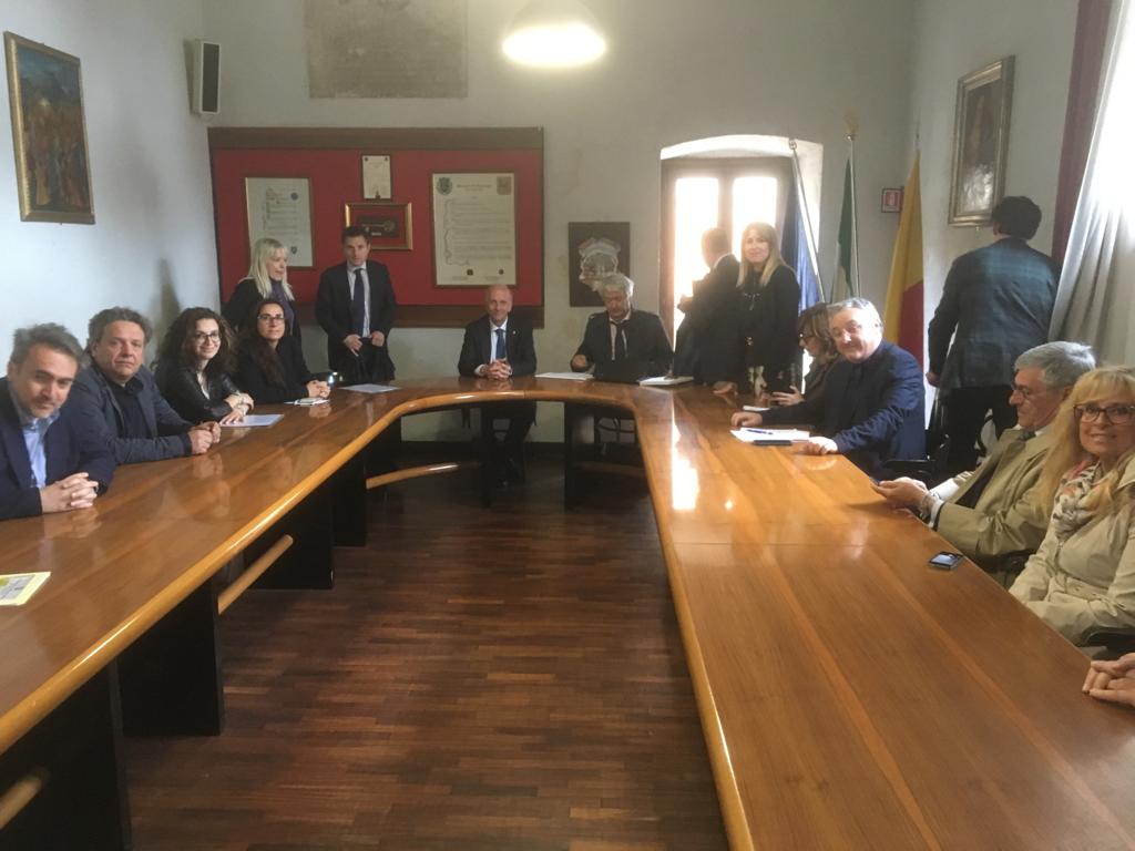 Il ministro Bussetti incontra <br> i pochi sindaci intervenuti <br> Vertice disertato per protesta <br> per la duplice veste istituzionale <br> e partitica pro Fioravanti