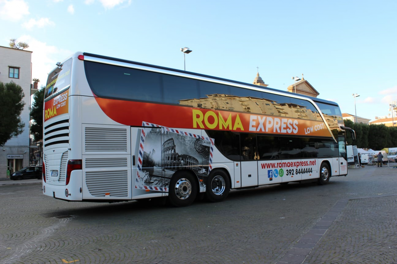 Romaexpress, il bus lowcost <br> verso la capitale e gli aeroporti