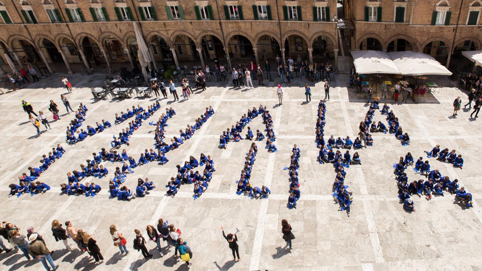 “Viva la legalità”, 270 bambini <br> lo scrivono in Piazza del Popolo <br> <span> (Foto e Video)