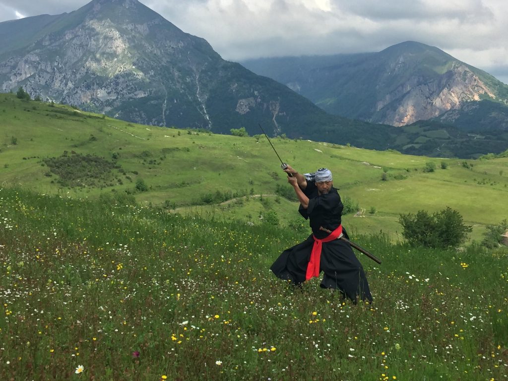 Da “Kill Bill” fino alla Sibilla e all’Ambro: <br>un samurai porta in Giappone <br> la bellezza dei Sibillini <span> (Foto e video) </span>
