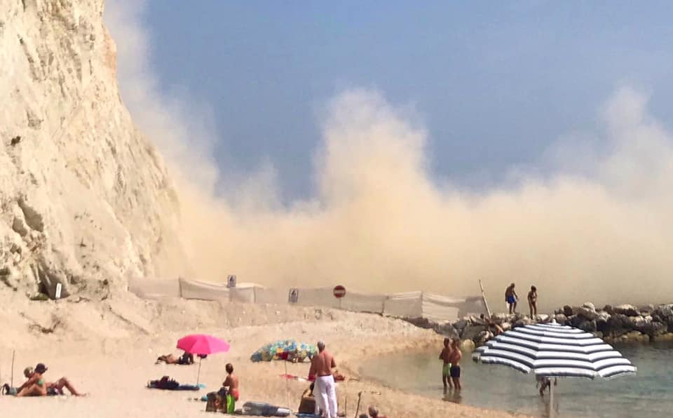 Frana la falesia del Conero: <br> pioggia di detriti <br> sulla spiaggia del Frate