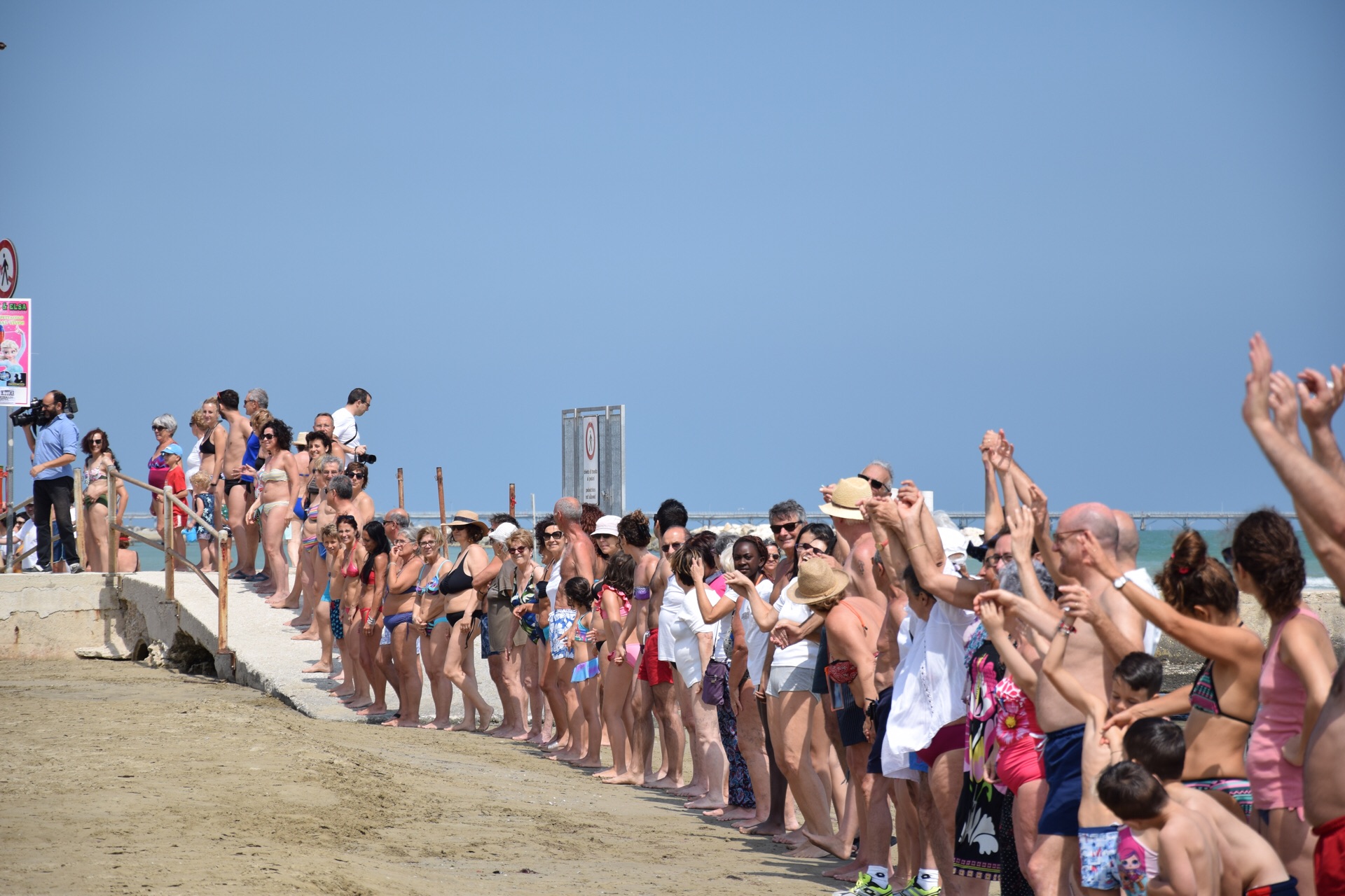 Una catena umana in spiaggia <br> per dire no alle barriere <br> lungo la ferrovia <span> <br> (Foto e video) </span>