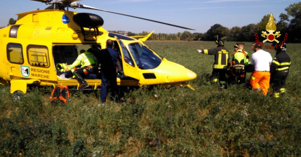 Scooter finisce in una scarpata: <br> padre e figlio all’ospedale, <br> il genitore è in gravi condizioni