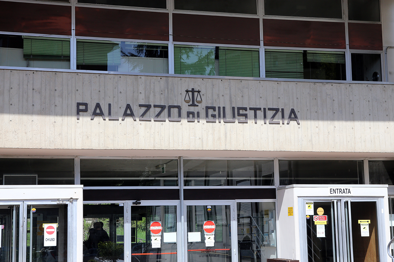 Le morti sospette alla Rsa di Offida: <br> l’infermiere rinviato a giudizio <br> Gli avvocati difensori: «Scarceratelo»