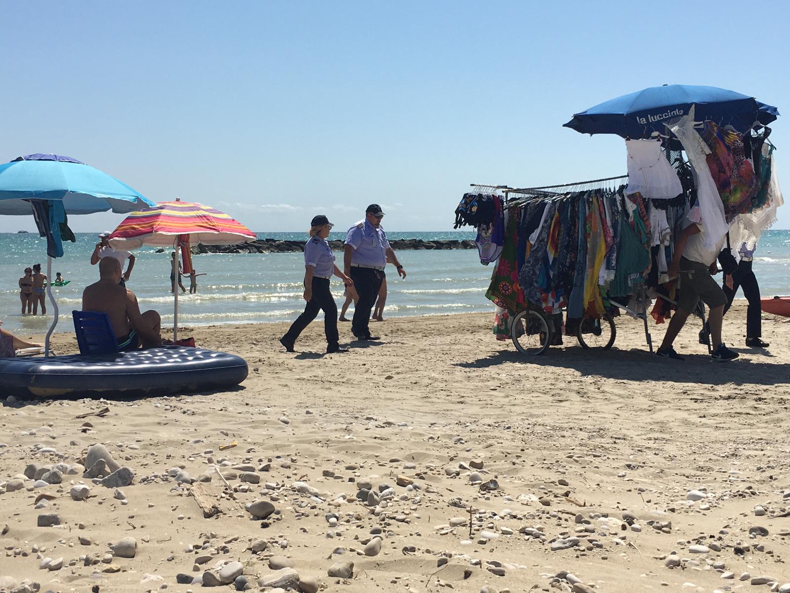 Controlli e sequestri in spiaggia <br> in funzione anti-abusivi