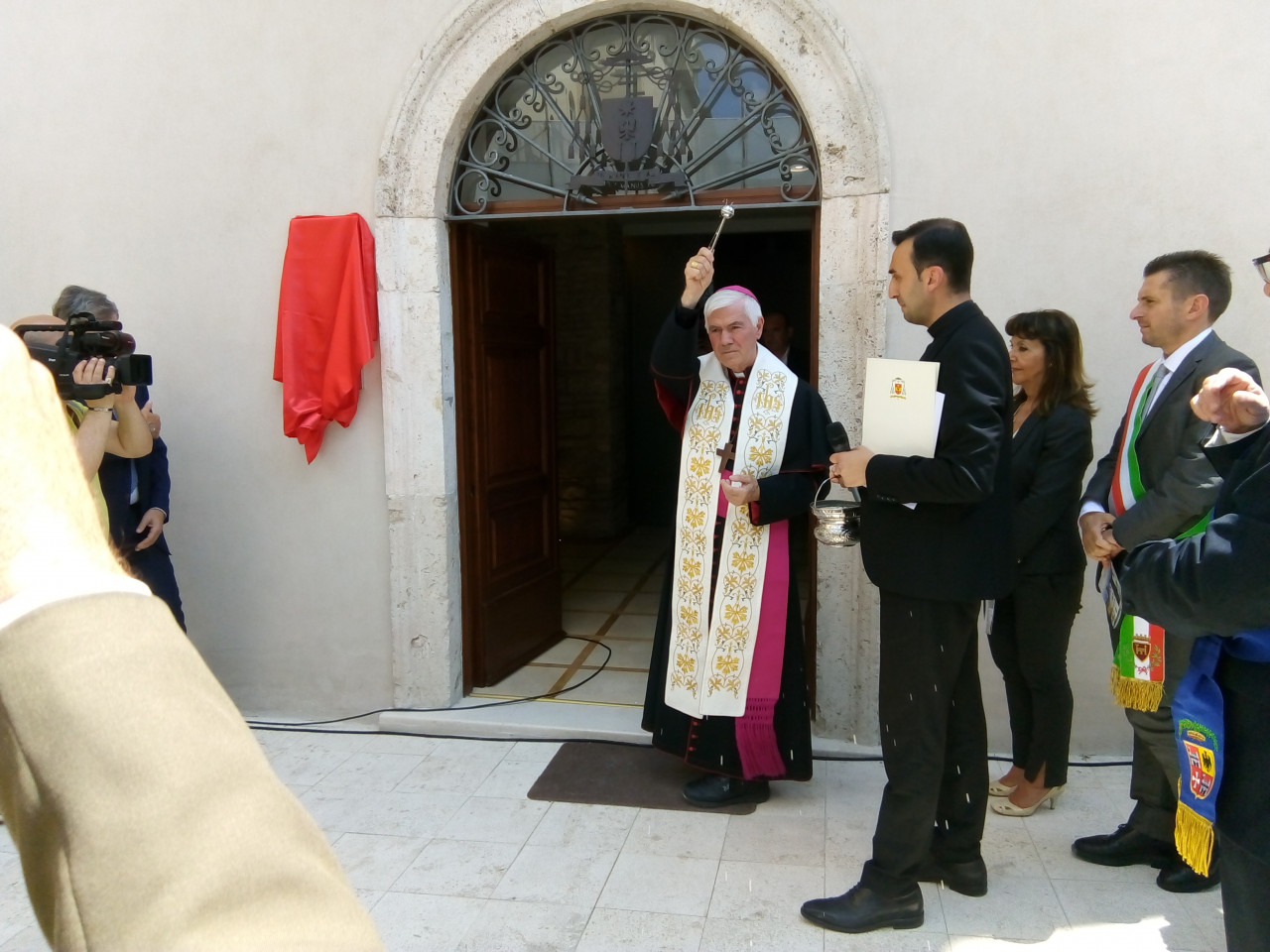 Inaugurata la casa accoglienza “Sant’Emidio”: <br> «Un’opera donata dagli italiani» <br> (Foto e video)