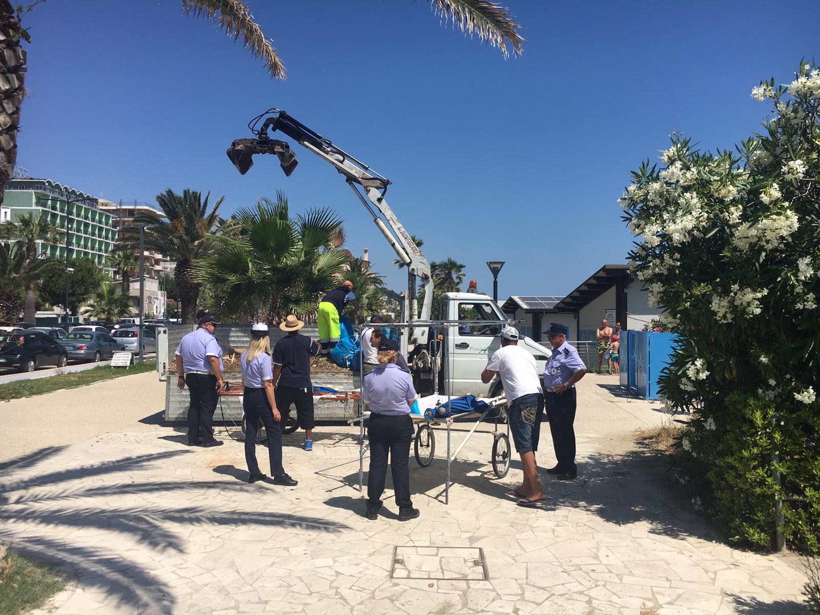 Vucumprà, abusivi vari, inseguimenti <br> e sequestri: finalmente è estate <span> (Le foto)