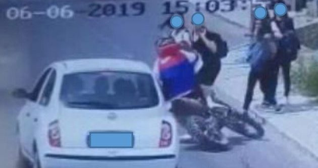 Investe due ragazze con la moto, <br> poi fugge: denunciato 18enne (Le foto)