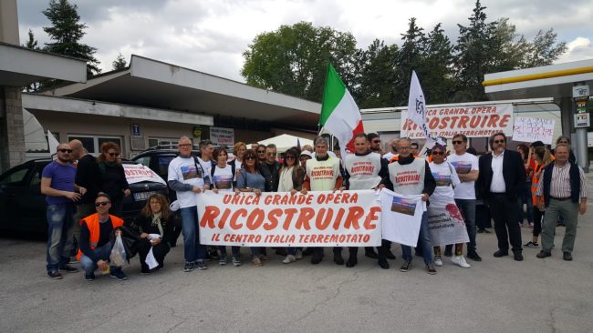 Sisma, protesta sul raccordo anulare: <br>«Il centro Italia sta morendo, <br>la politica fa finta di non vedere»