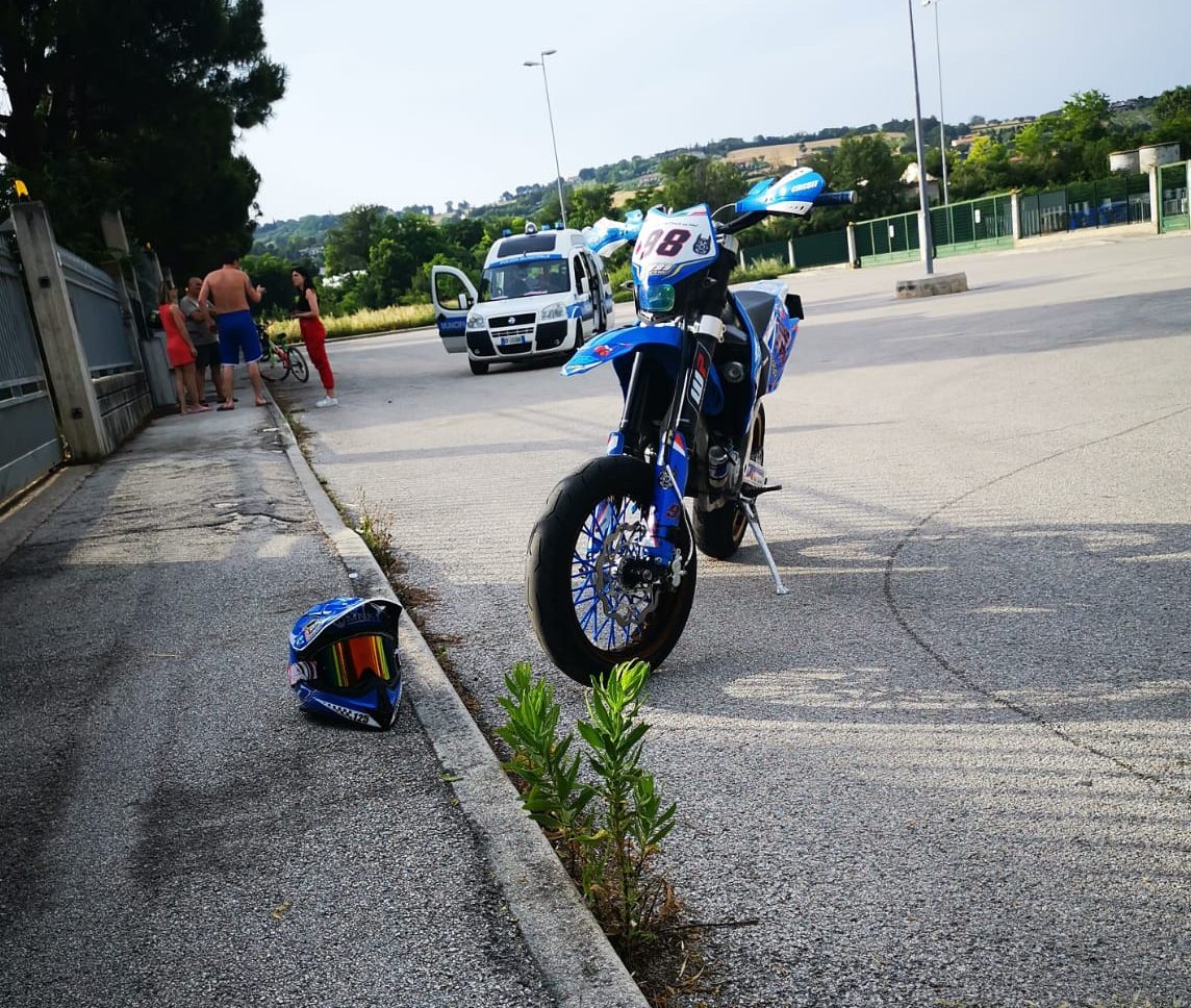 Corsa clandestina di moto, <br> travolto giovane che faceva le riprese: <br> due feriti, uno al Torrette
