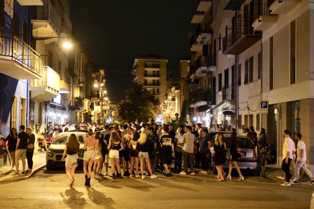 Scatta la movida blindata: estese le zone a vigilanza rafforzata per l’estate