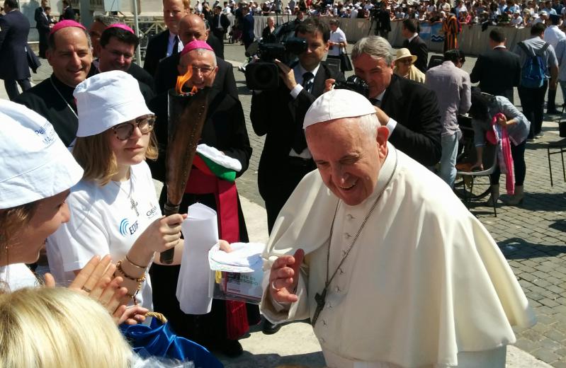 Pellegrinaggio Macerata-Loreto, <br> Papa Francesco benedice la fiaccola: <br> «Vi telefonerò sabato»