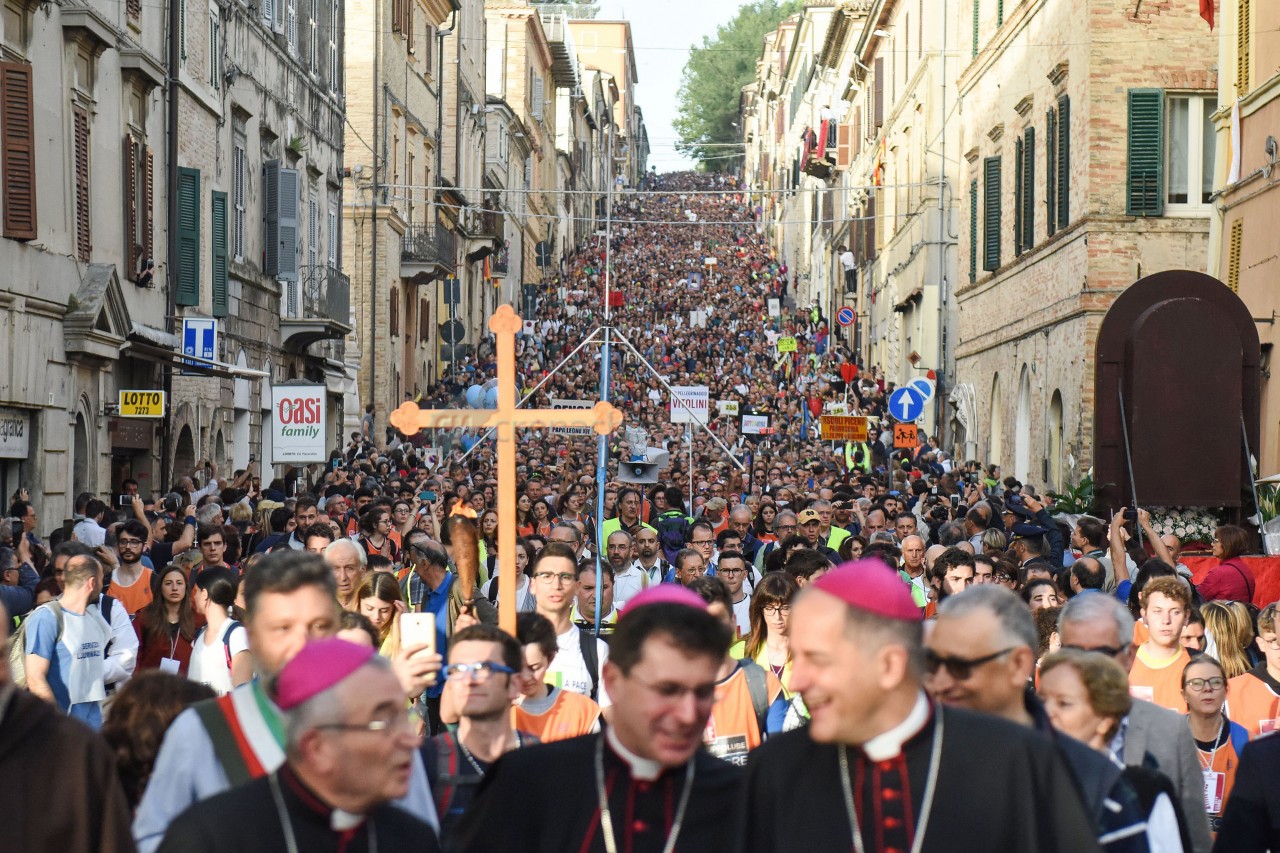 La marea dei fedeli a Loreto, <br> l’abbraccio della Santa Casa <span>(Foto)</span>: <br> «Non sarai più solo, mai»
