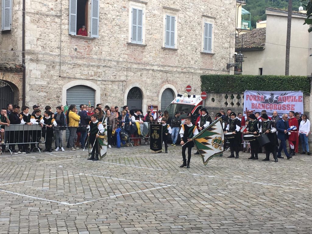 Bandiere, tamburi e chiarine <br> nel cuore della città <br> e poi in palestra (Foto e video)