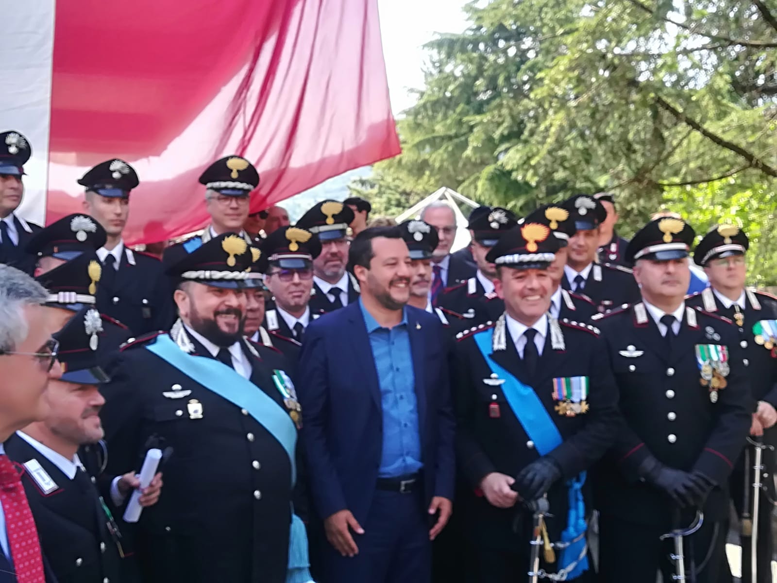 Salvini in visita dai Carabinieri: <br> «Qui per difendere <br> la buona amministrazione» <span> (Foto e video)