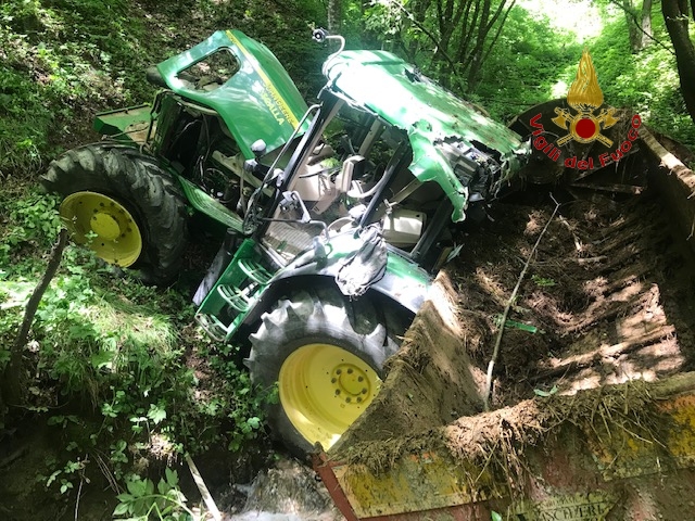 Trattore si ribalta, muore un 57enne