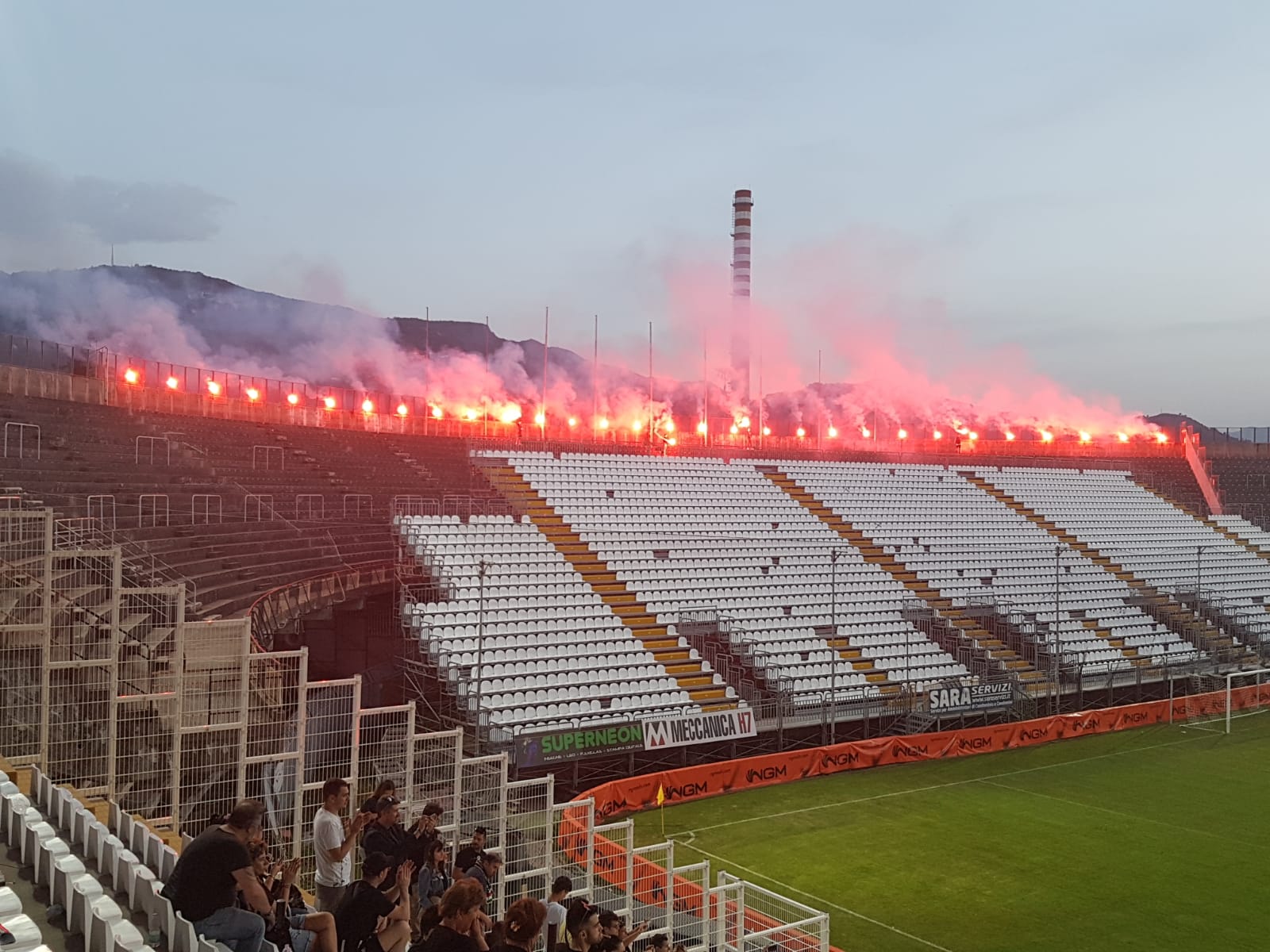 L’addio alla vecchia Sud <br> e il lancio dei guanti di Lorieri <br> <span> (Tutte le foto)