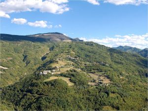 Versante settentrionale della Montagna dei Fiori, vista dal Monte di Rosara. A sinistra, l’incisione della Fòssera, linea di confine preunitario tra Stato Pontificio e Regno di Napoli. Al centro, riconoscibile l’alta torre-campanile della chiesa di Santa Rufina