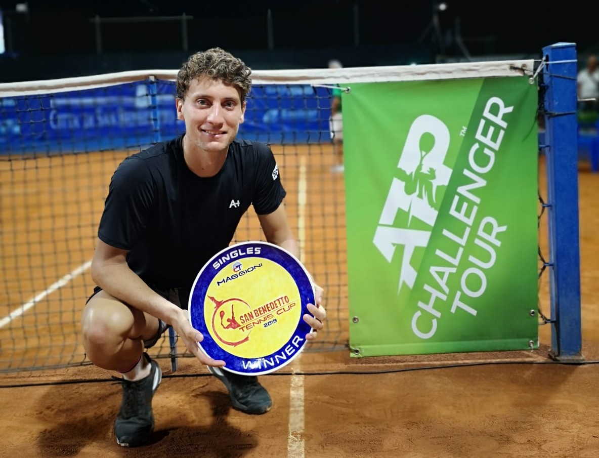 L’argentino Renzo Olivo <br> “re” della San Benedetto Tennis Cup: <br> in finale battuto Giannessi