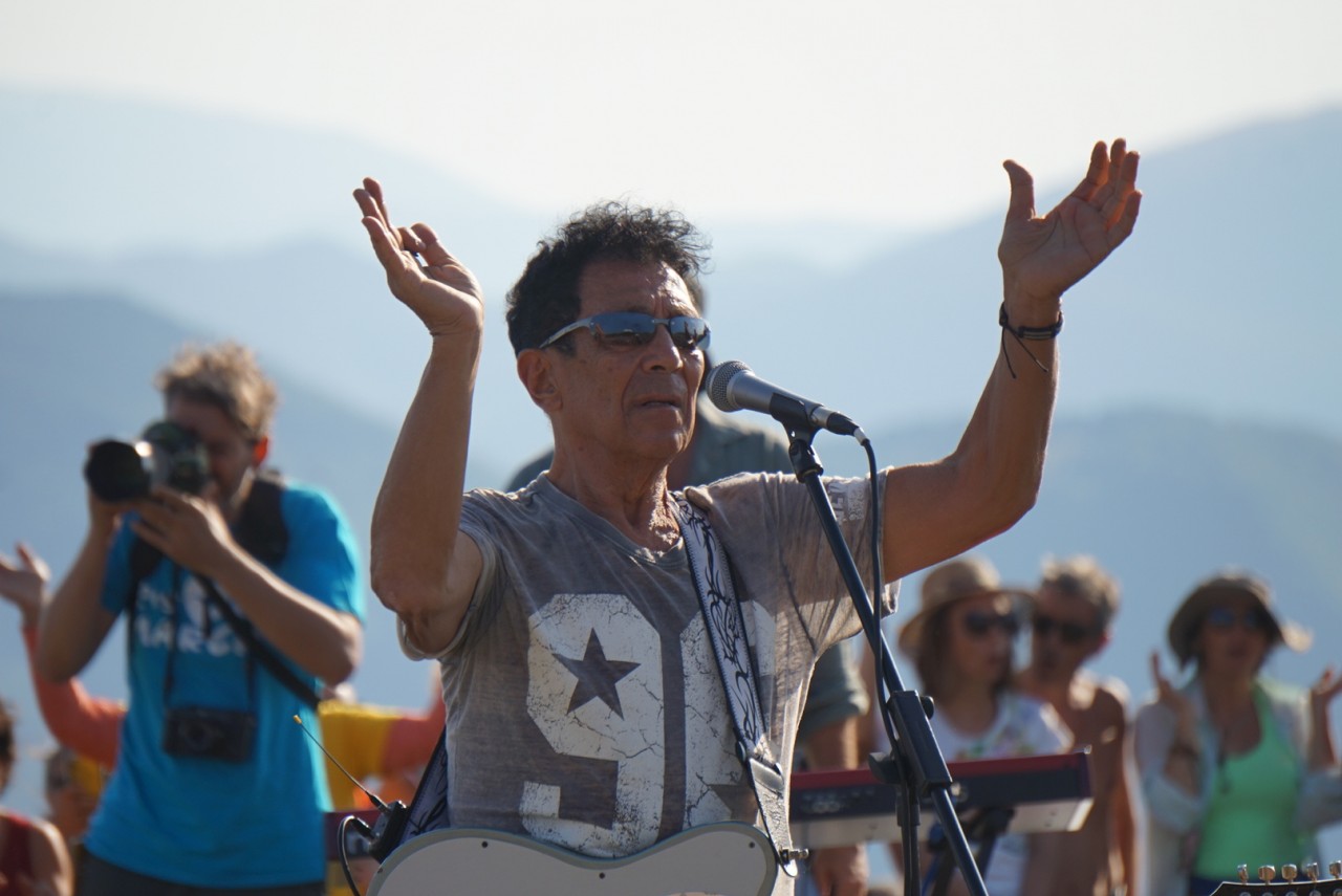 Monte Gemmo, <br> l’isola che non c’è: <br> in migliaia cantano con Bennato <span> (Foto) </SPAN>