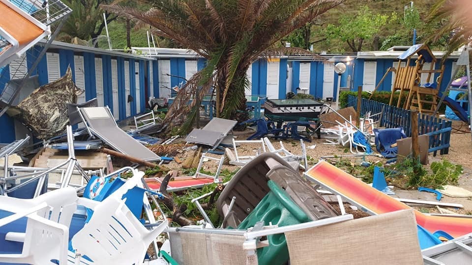 Maltempo, allerta gialla fino alle 24 <br> Si contano i danni, costa devastata