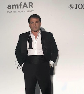 Per riconquistare l’ex fidanzata <br> si affida ad un divo <br> di Hollywood <span> (Foto e video) </span>