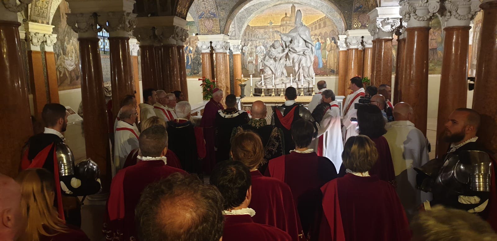 Fioravanti giura sul Vangelo <br> e poi la discesa nella Cripta <br> <span> (Foto e video) </span>
