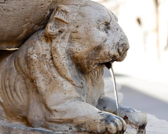 Torna l’acqua del “sindaco”, <br> Fioravanti fa riaprire <br> la Fontana dei Cani