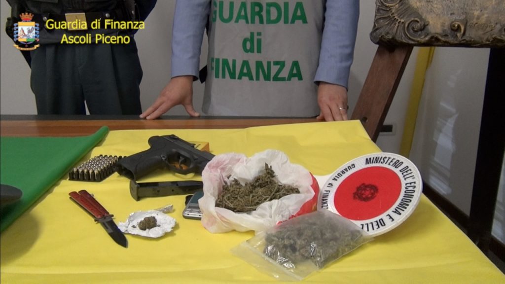 Droga, Fiamme Gialle in azione <br> Due arresti e sette denunce