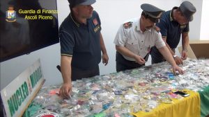 Sequestrati 220.000 articoli <br> non sicuri di bigiotteria <br> <span> (Foto e Video)