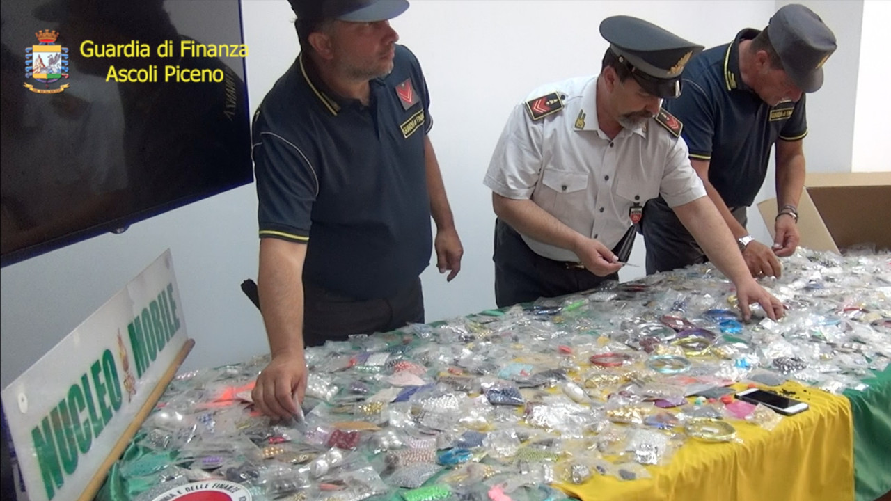 Sequestrati 220.000 articoli <br> non sicuri di bigiotteria <br> <span> (Foto e Video)